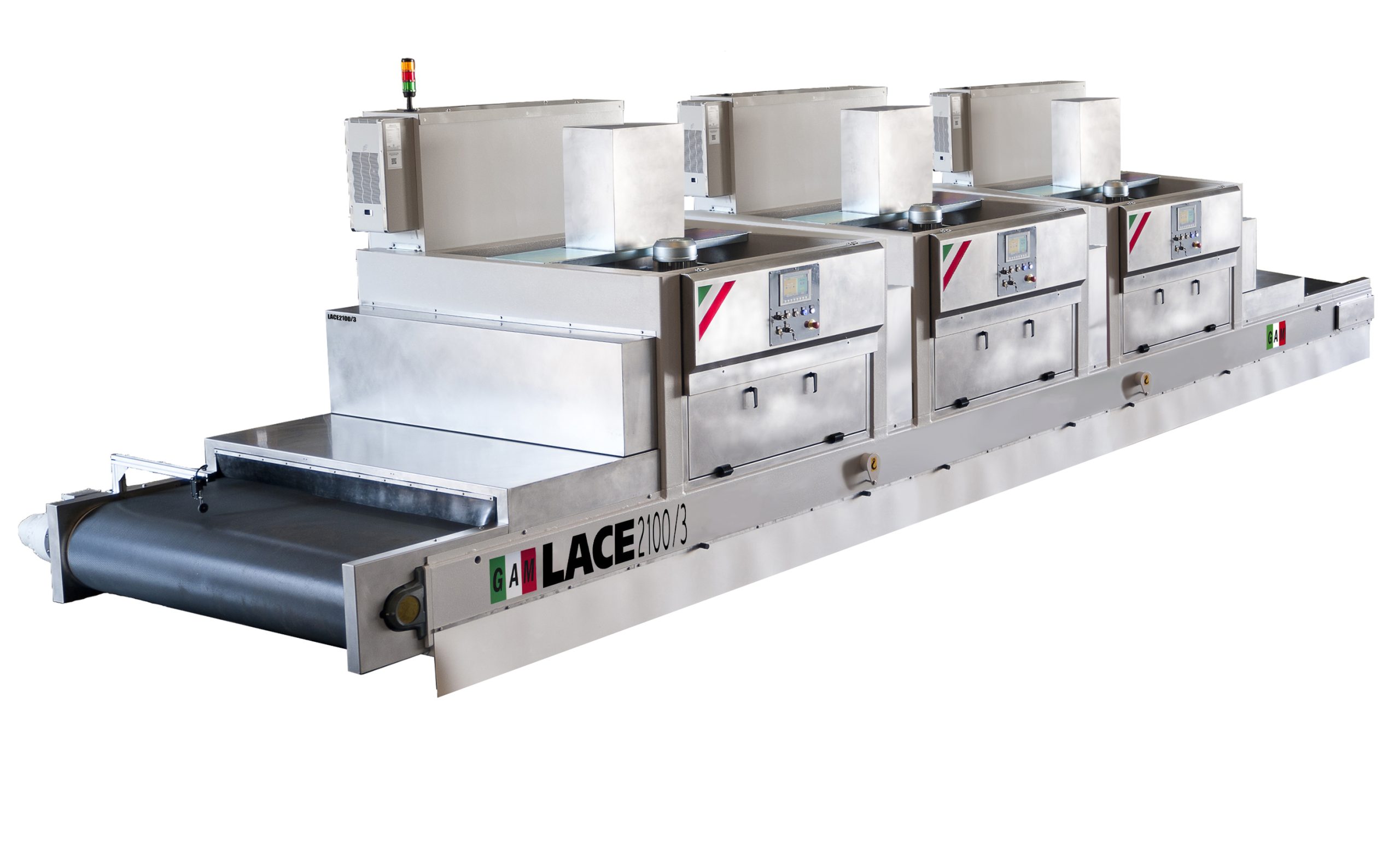 Grande forno industrial com esteira transportadora, dotado de três painéis de controlo, exterior em aço inoxidável e esteira transportadora preta, concebido para aplicações de processamento contínuo.